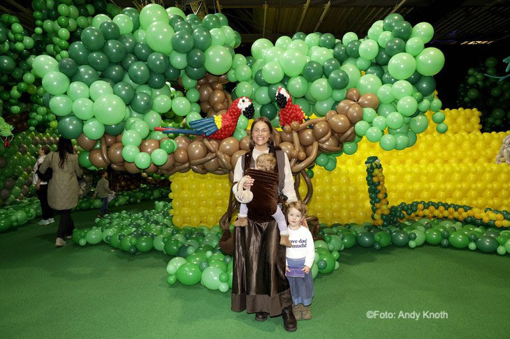Christina von Hassel und Tochter Mafalda und Tochter Appolonia - Deutschland-Premiere der Ausstellung LUFTBALLONWELTEN im Pineapple Park in M&uuml;nchen am 13.02.2026 Agency People Image (c) Andy Knoth  